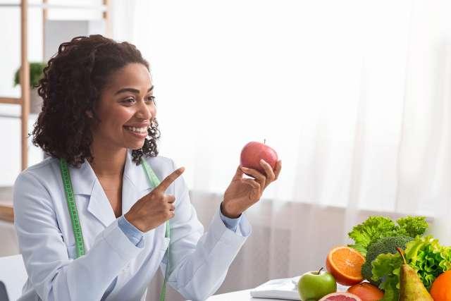 营养学家展示新鲜水果和蔬菜的价值