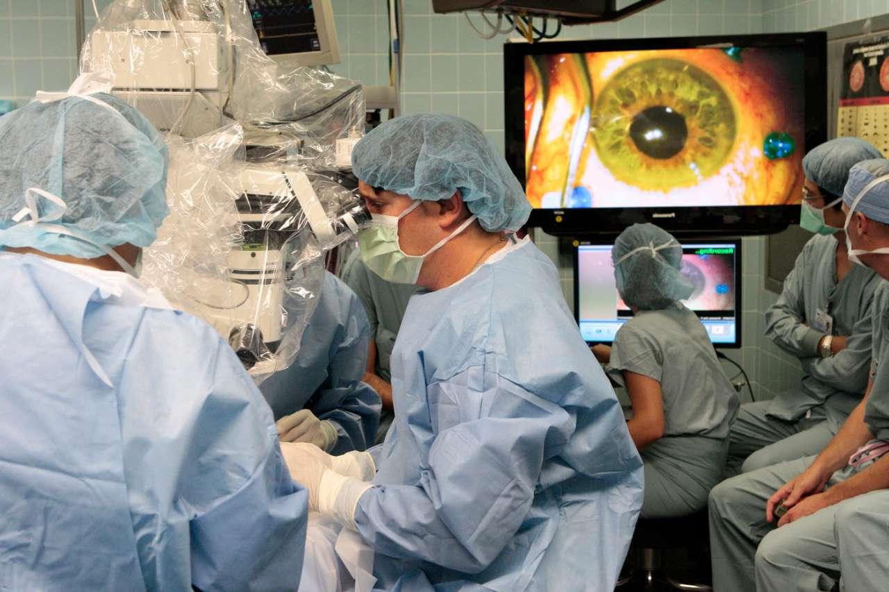 斯坦眼科研究所的外科手术